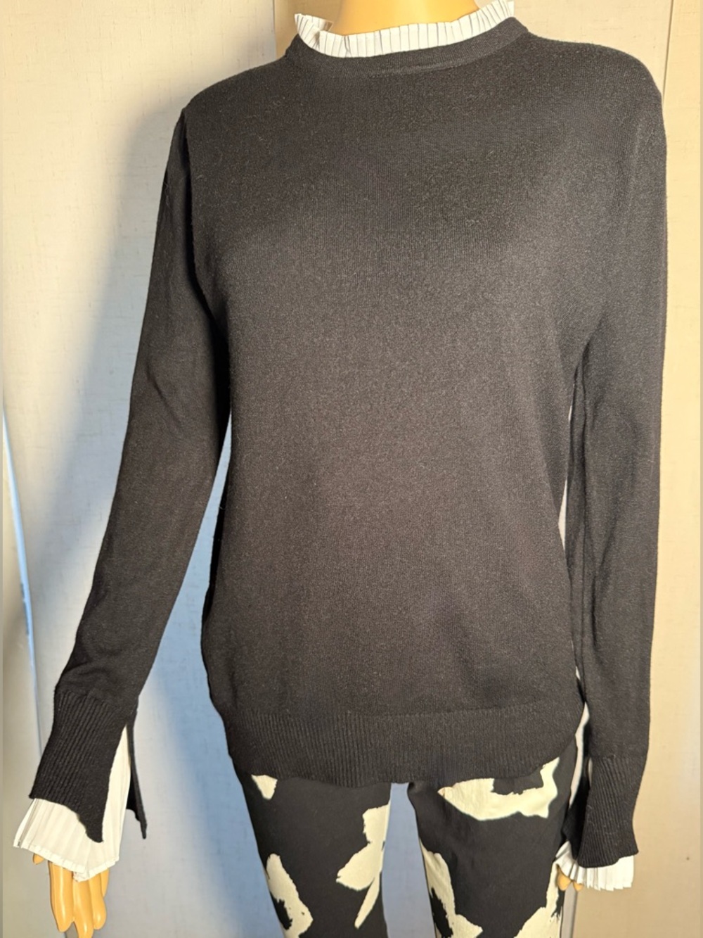 Vila Milano sweater with split, ruffled sleeves and collar. Sz. S